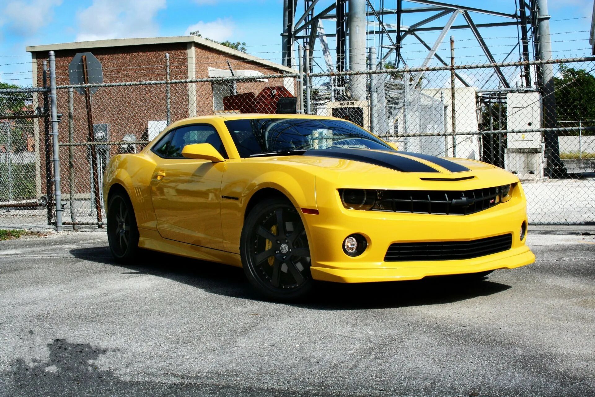 Chevrolet Camaro SS желтый. Шевроле Камаро СС. Камаро СС желтая. Шевроле Camaro SS. Машина с черными полосками