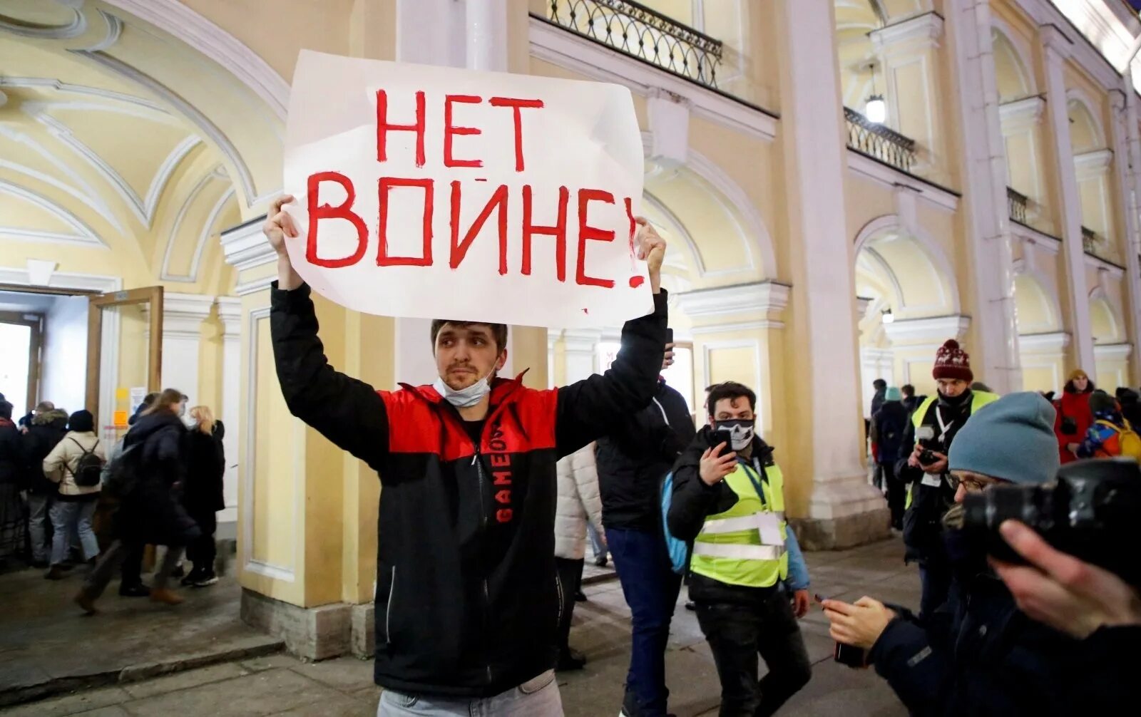 Митинги в России 2022. Российские журналисты. Россияне против войны. Митинг 26 февраля. Санкции против спб