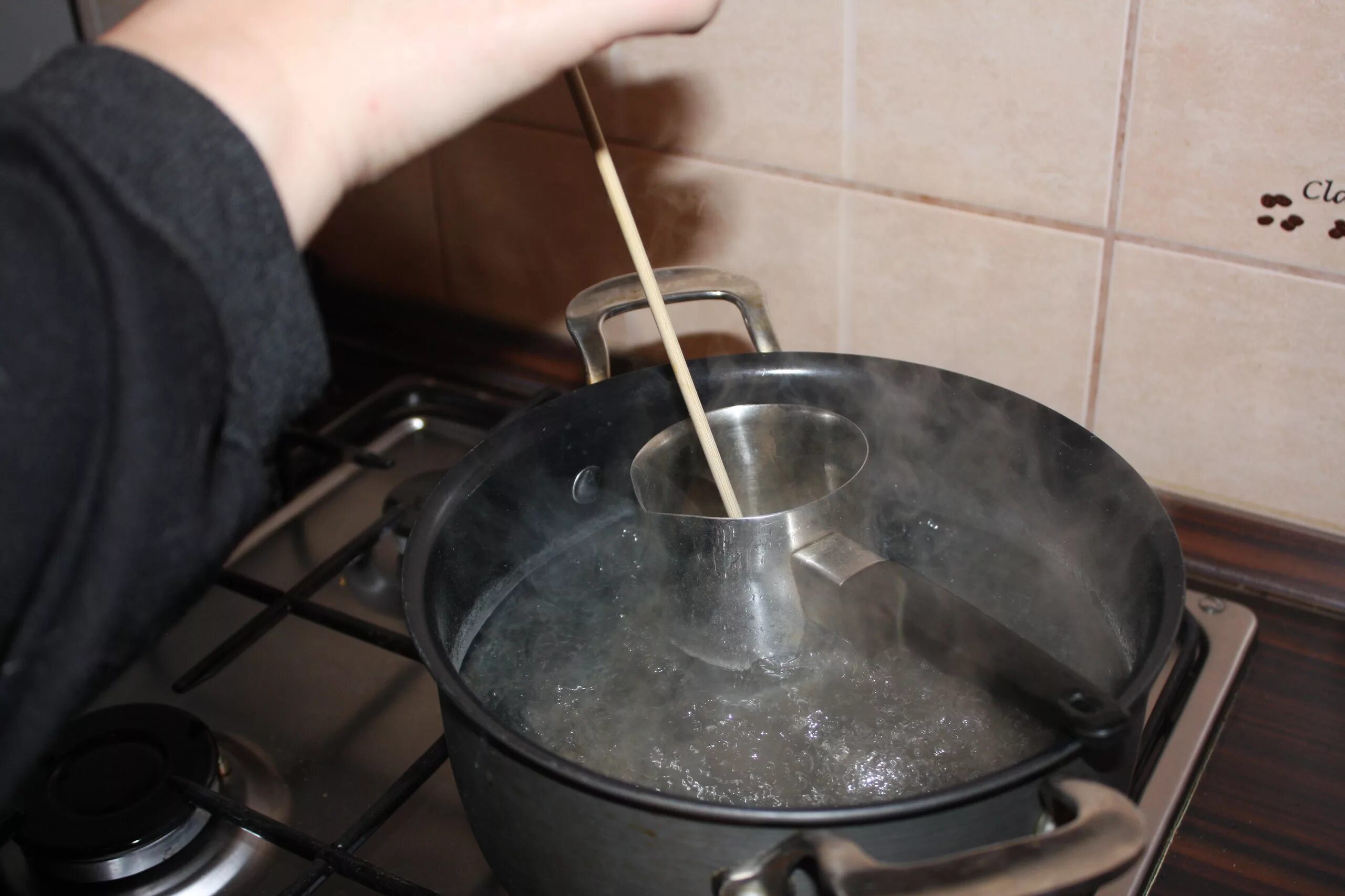 Подогрев на водяной бане. Водяная баня. Приспособление для водяной бани. Кипящая водяная баня. Паровая баня готовка.