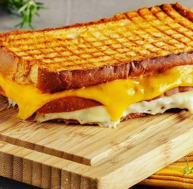 Tost ai. Sucukli tost. munching a tost.