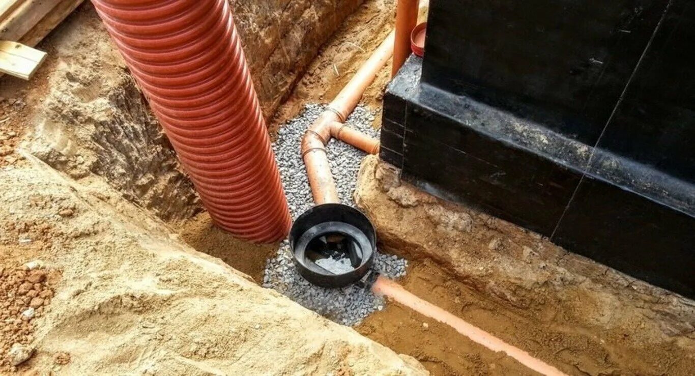 примыкание печной трубы к шиферу. короб для дымохода на крыше. дренажная система лоток водоотводный. дренажная система ливневки. гидроизоляционные проходы труб на кровлю.