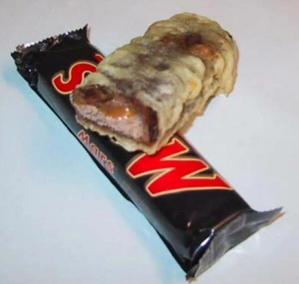 Deep fried mars bar. Жареный марс шотландия. Марс во фритюре. Жареный батончик марс шотландия. Батончик марс во фритюре.
