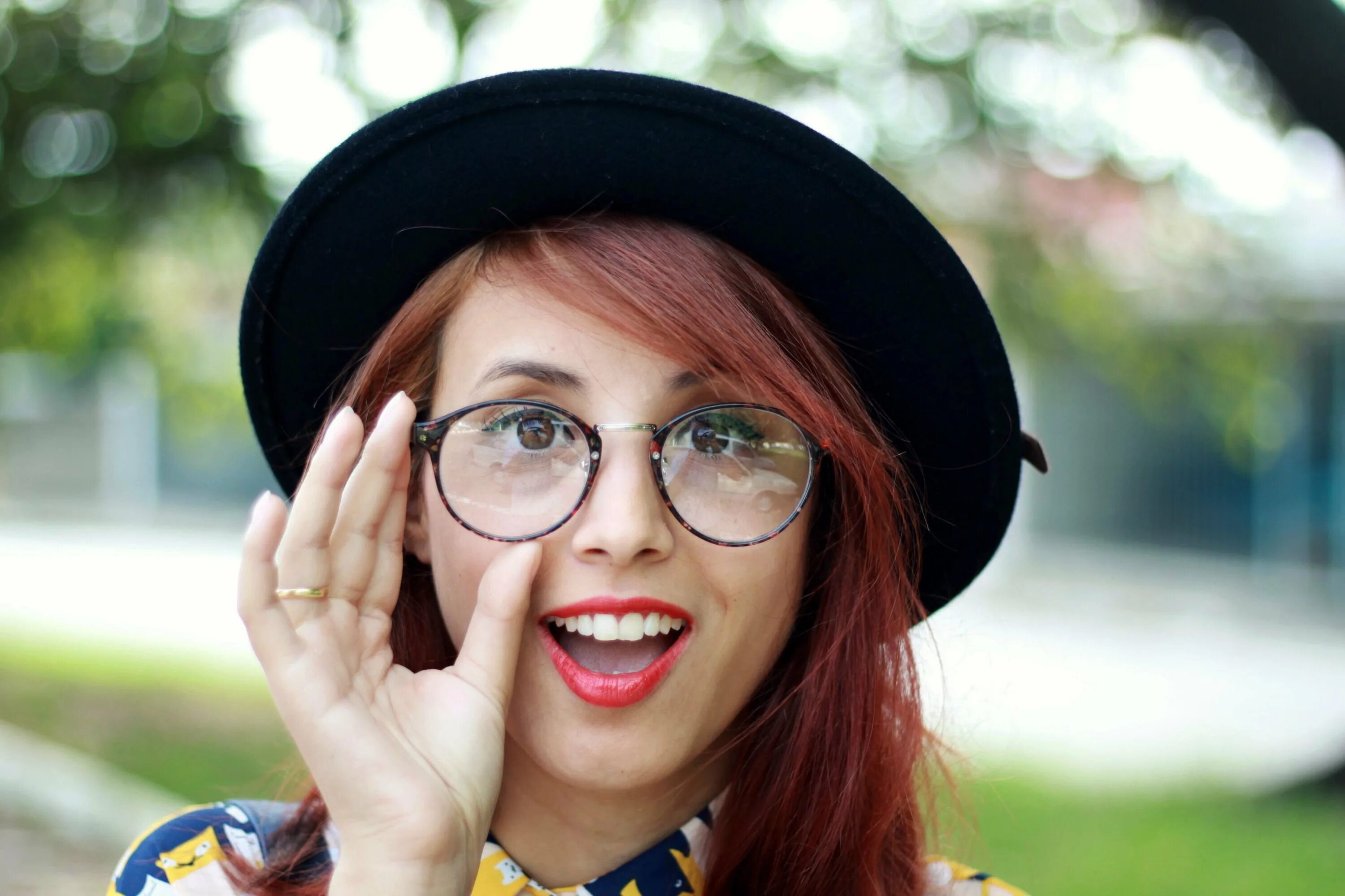Солнцезащитные очки. Человек в очках. Яркая девушка в очках. Развеселые очки. Красивые очки.