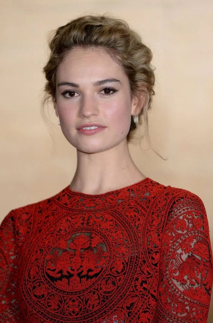 Актриса сыгравшая принцессу. Lily James. Lily James 2010.