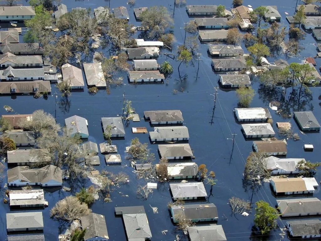 Где затапливает город. Ураган Катрина 2005 новый Орлеан. Новый Орлеан Катрина в 2005. Ураган Катрина в США 2005. Новый Орлеан после урагана Катрина 2005.