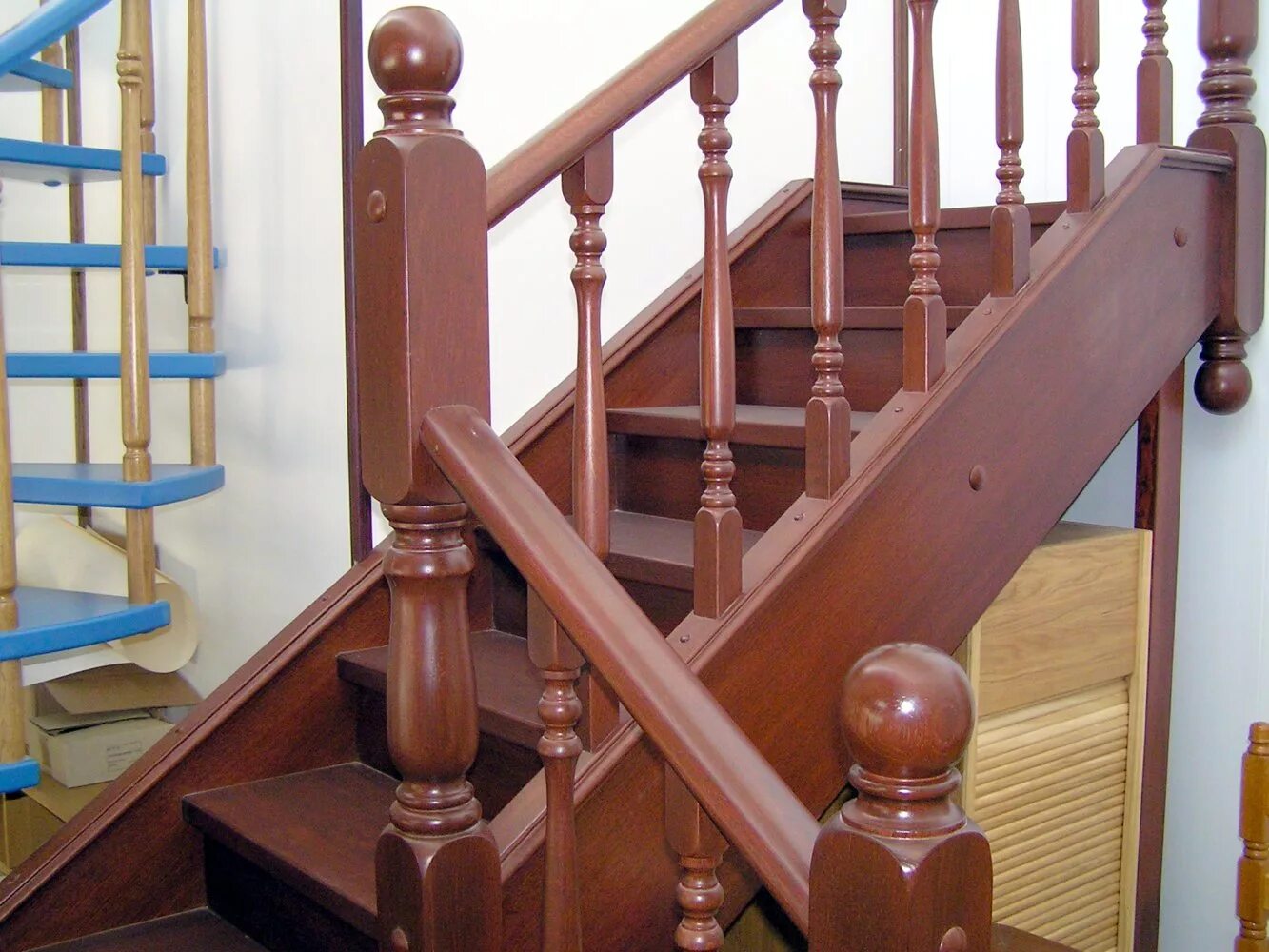 Деревянная лестница. Лестница из дерева. Красивые деревянные лестницы. Лестница межэтажная деревянная. Купить лестницу из дуба