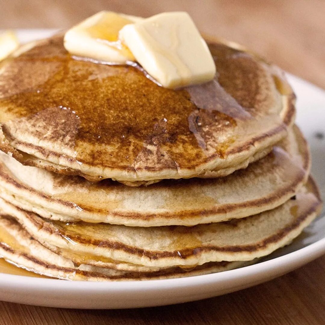 Панкейки на завтрак. Блины на тарелке. Подача панкейков. Панкейки маленькие. Панкейки.