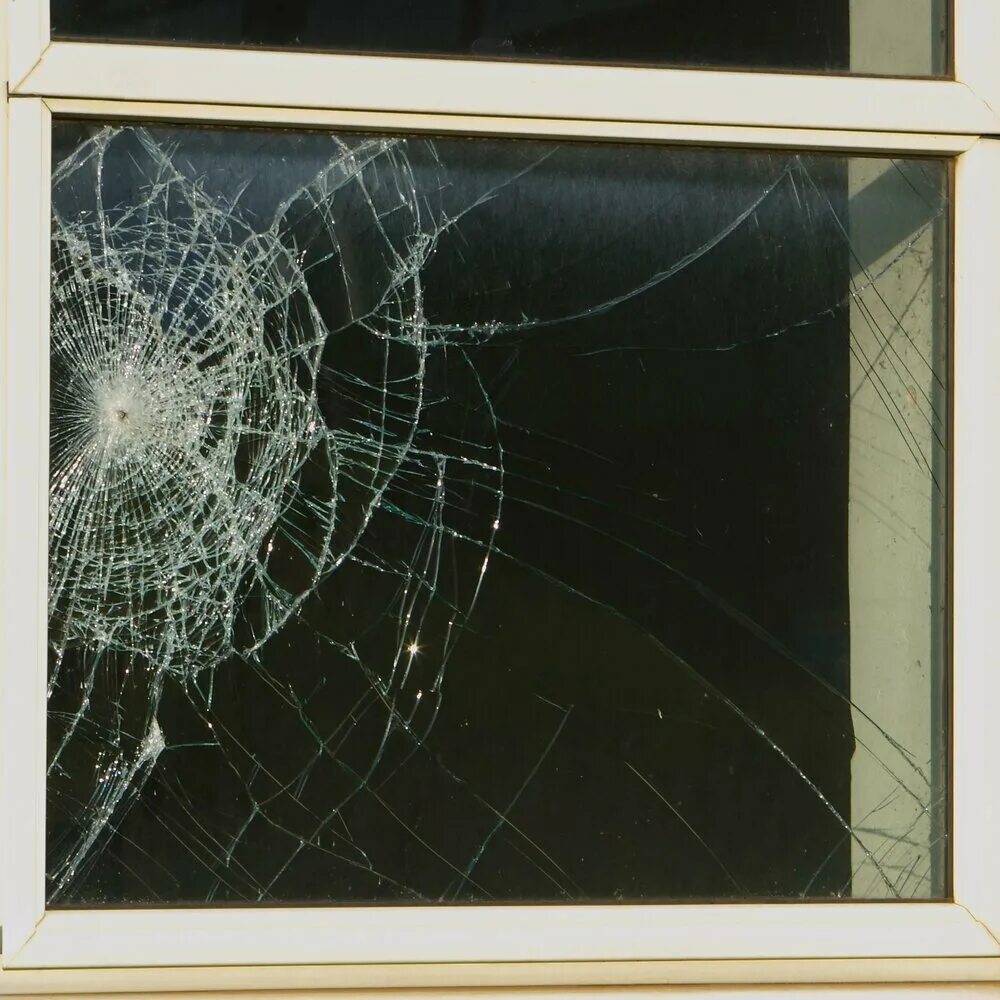Разбитое окно. Разбитый стеклопакет. Разбитые окна. Разбитое окно в школе.