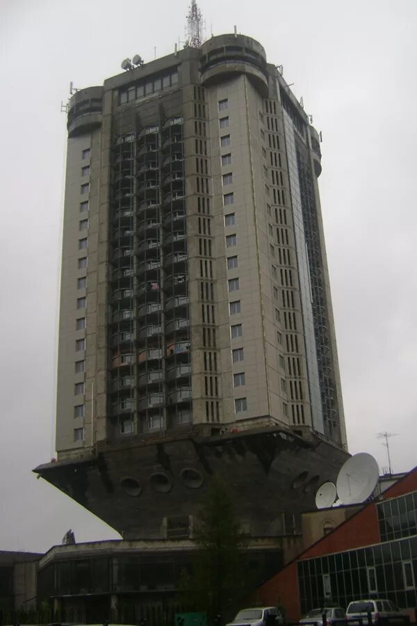 Здание свечка. "жилой дом с торговым 1 этажем (макеева), xix-xx вв. Первая башня ванкор красноярск. Дом свечка. Свечки архитектура.