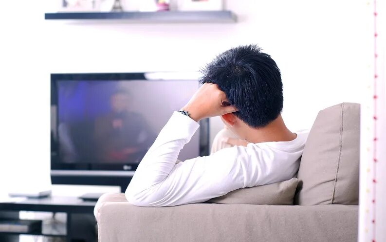 Young tv watch. Перед телевизором. Человек перед телевизором. Парень перед телевизором. Человек сидит перед телевизором.