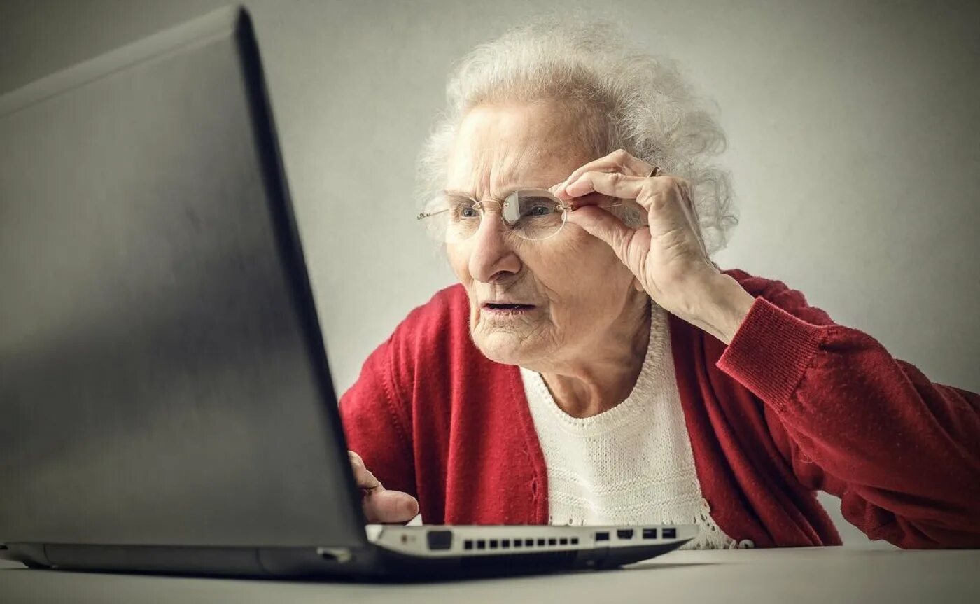 У старушки есть 7. Пенсионеры и компьютер. Бабуля за компом. Бабуля за компьютером. Бабка за компом.
