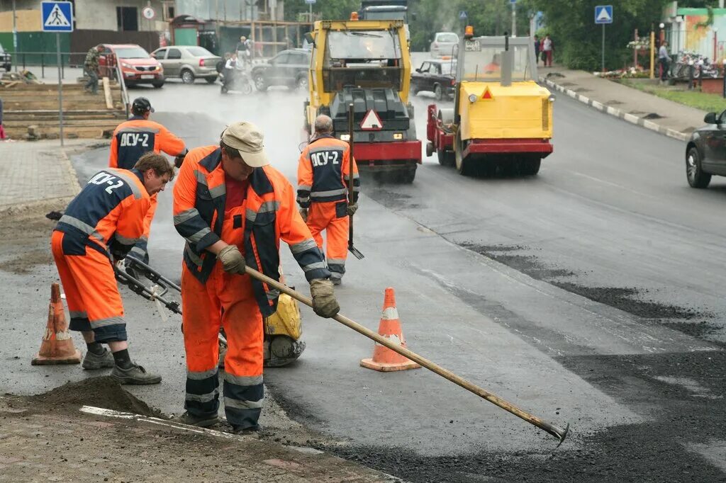 Будут ли ремонтировать дороги. Дорожные работы. Дорожный рабочий. Дорожный Строитель. Рабочие на дороге.