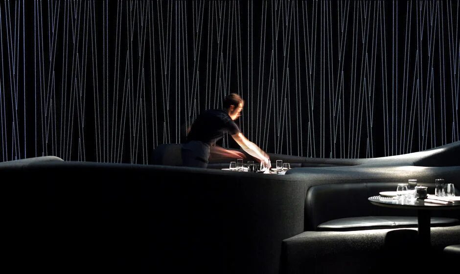 кресло eames lounge. джейк джилленхол фото. сигарная комната. Andrew martin awards. Eames lounge chair в интерьере.