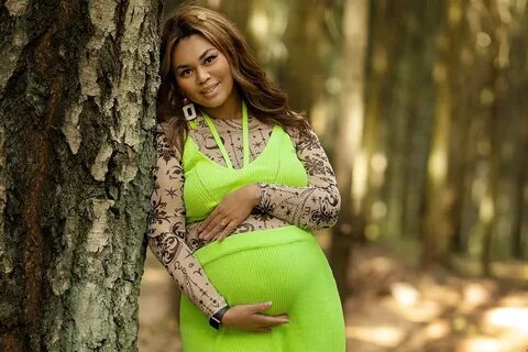 Екі пикапшы қыздарды жыныстық қатынас үшін алып жатқанын түсіреді.