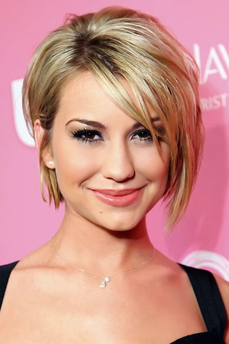 боб каре с удлиненной челкой на средние волосы. стрижка градуированный боб с косой челкой. стрижка piksi bob. причёски на короткии волосы. причёски на кароткие волосы.