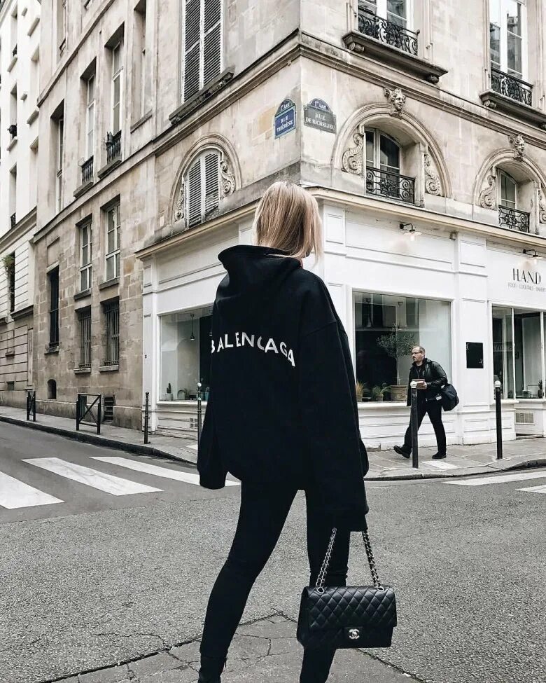 Худи Balenciaga Street Style. Баленсиага блоггер. Баленсиага аутфит. Баленсиага Париж худи.