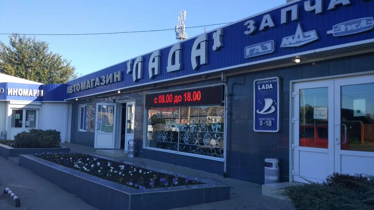 Витрины для магазина автозапчастей. 50 50 магазин автозапчасти. Машина видны запчасти. Партизана железняка, д. Авто магазин автозапчастей.