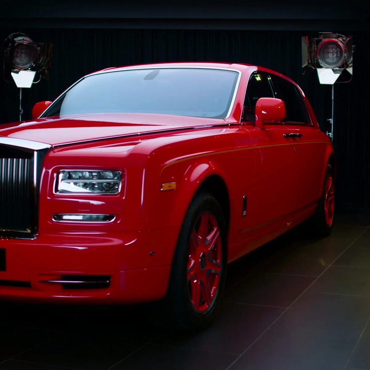 Песня ты дороже чем rolls royce. Золотой Rolls Royce Phantom. Rolls Royce золотистый. Роллс Ройс дорого богато. Самый дорогой ролсройс.