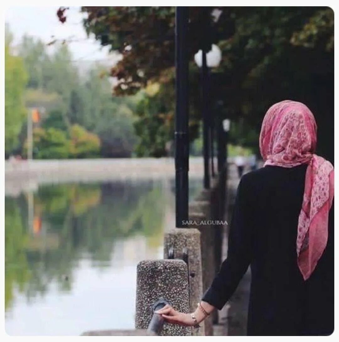 Девушка в черном платке. Красивые девушки в хиджабе со спины. Мусульманка в хиджабе со спины. Девушка в хиджабе со спины. Девушка в хиджабе.