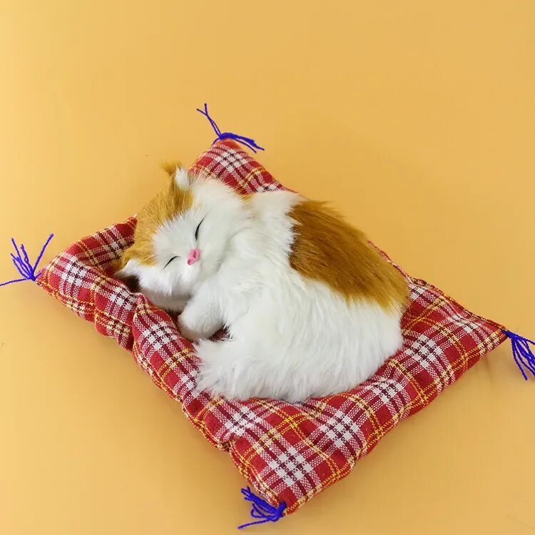 Спящий котик игрушка. Котенок на подушке игрушка. Котенок на коврике игрушка мягкая. Спящий котенок игрушка. Котенок на подушке игрушка.