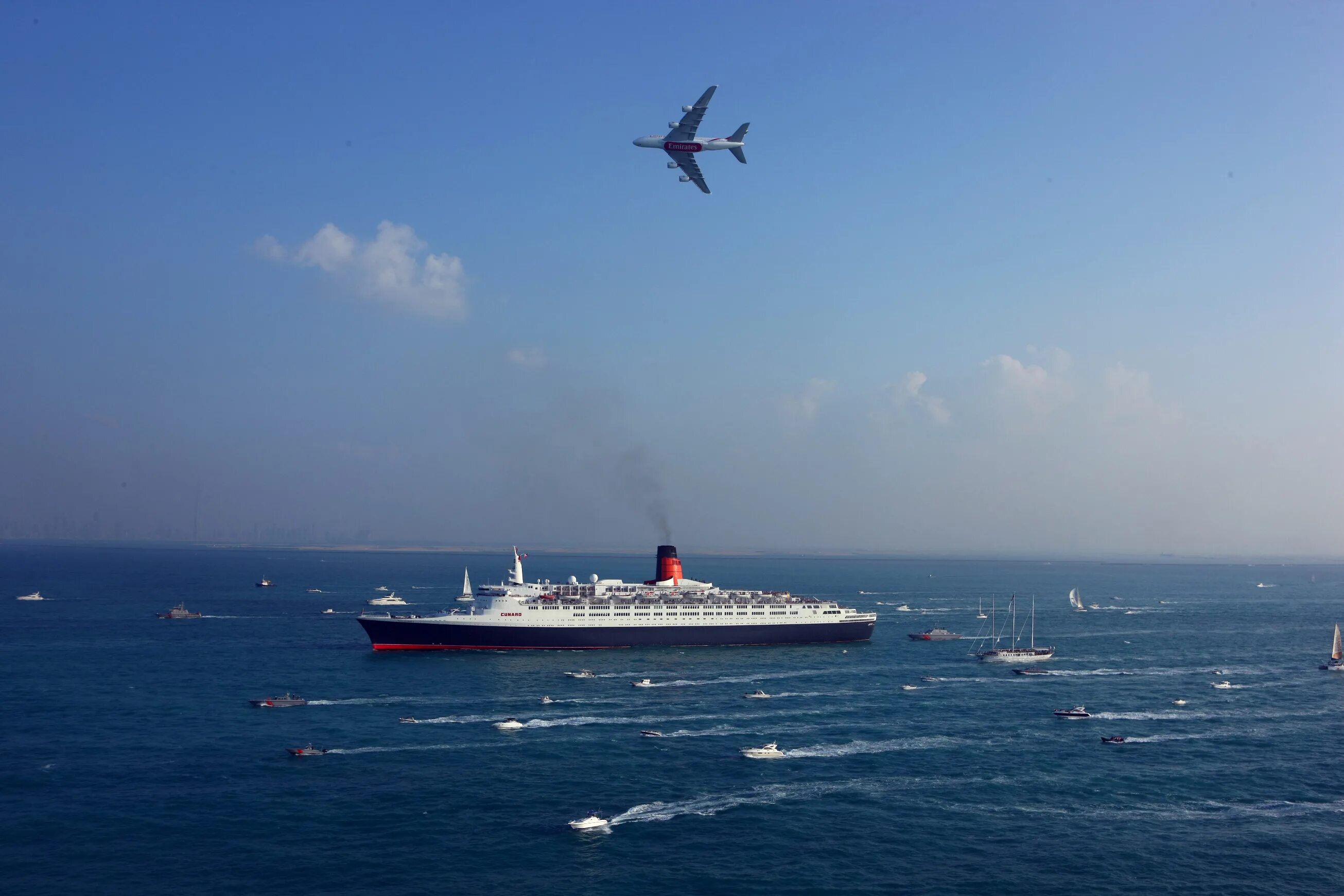 На самолете на море россия. Самолет над морем. Корабли и самолеты. Самолет над океаном. Корабль в море.