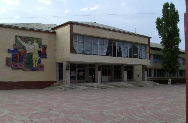 Избербаш дагестан мечеть. Город избербаш даргинский театр. Избербаш центр. Площадь г избербаш. Площадь города избербаш.