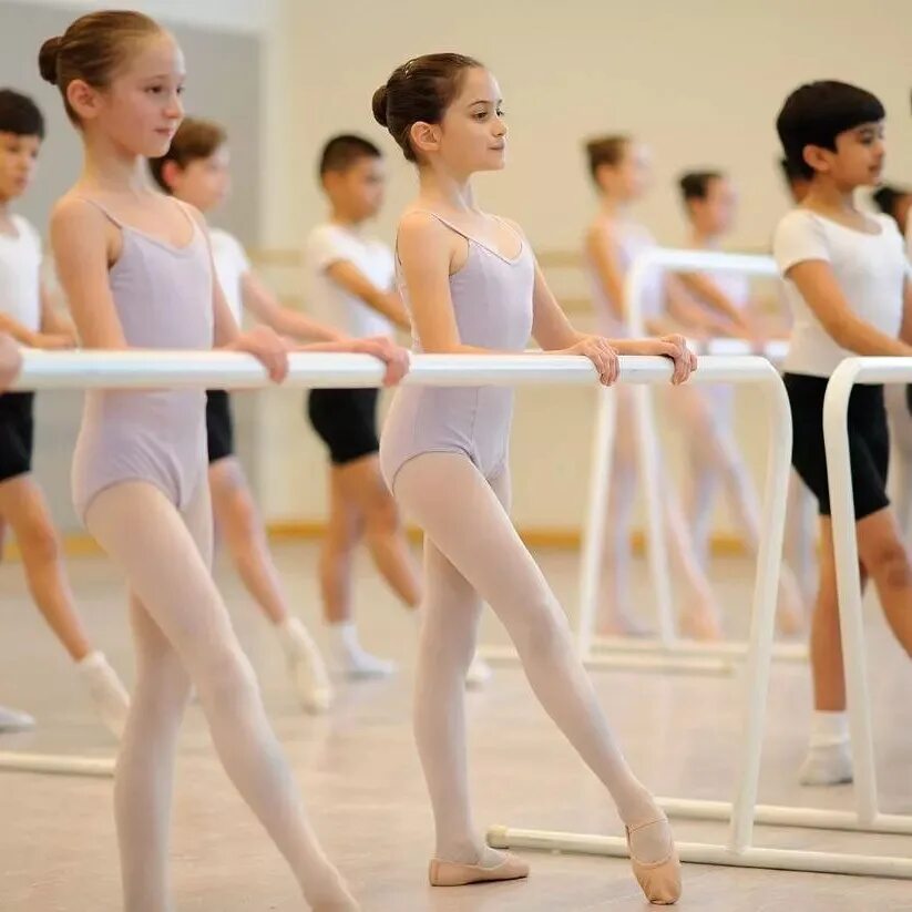 класс хореографии. дети на уроке хореографии. классическая хореография для детей. экзерсис классического танца. темы урока по хореографии.
