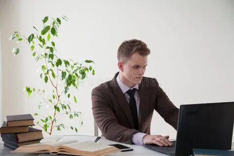 Люди в костюмах работают