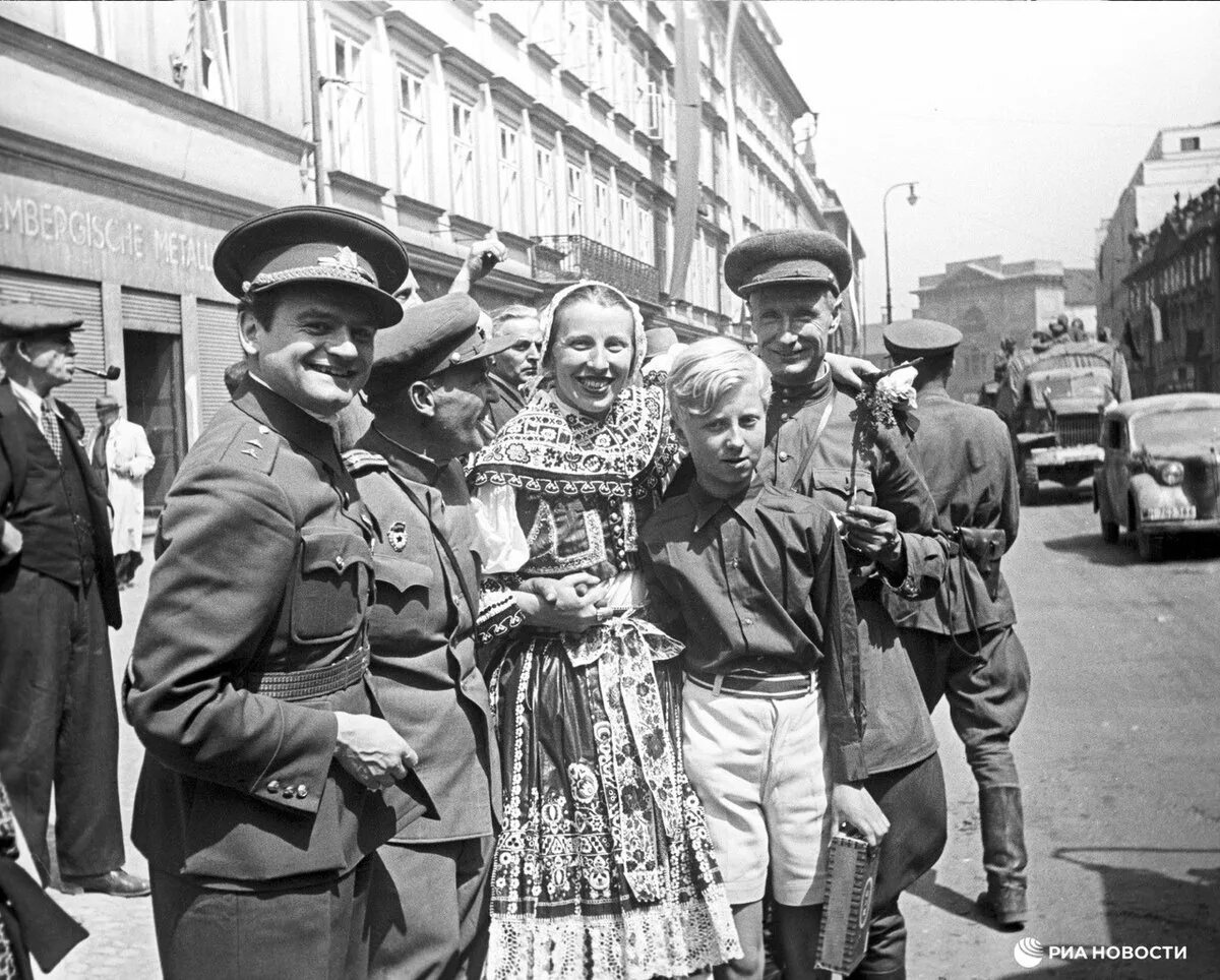 Освобождение столицы Чехословакии Праги. Освобождение Праги 1945 красная армия. Конев в Праге 1945. Советские войска в Праге 1945 год.