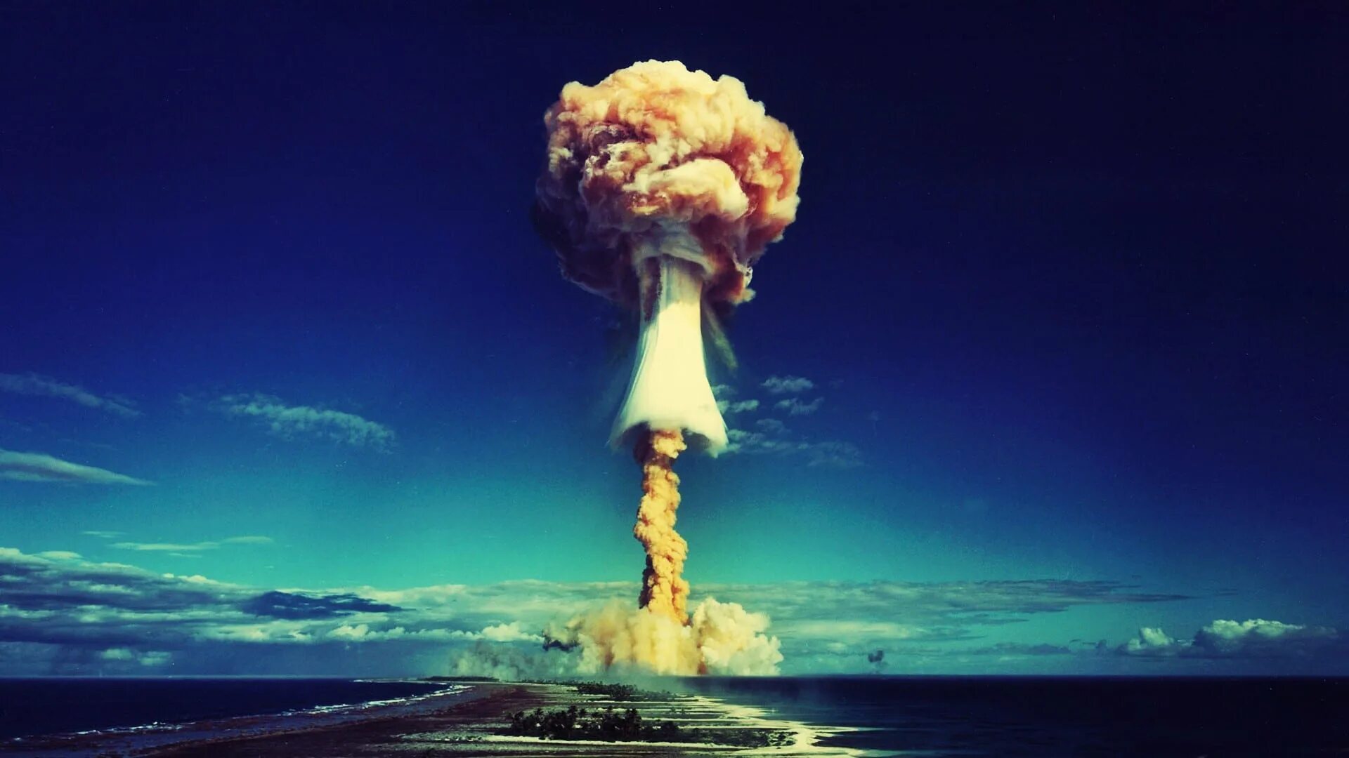 Ядерный взрыв Атолл бикини. Атолл Муруроа ядерные испытания. Муруроа ядерный полигон. Ядерный термоядерный взрыв