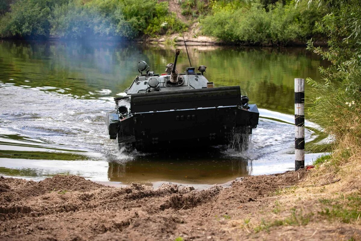 Танки препятствия. БМП 1 на плаву. БМП-2 плывет. БМП 2 преодоление водной преграды. Преодоление водных преград.