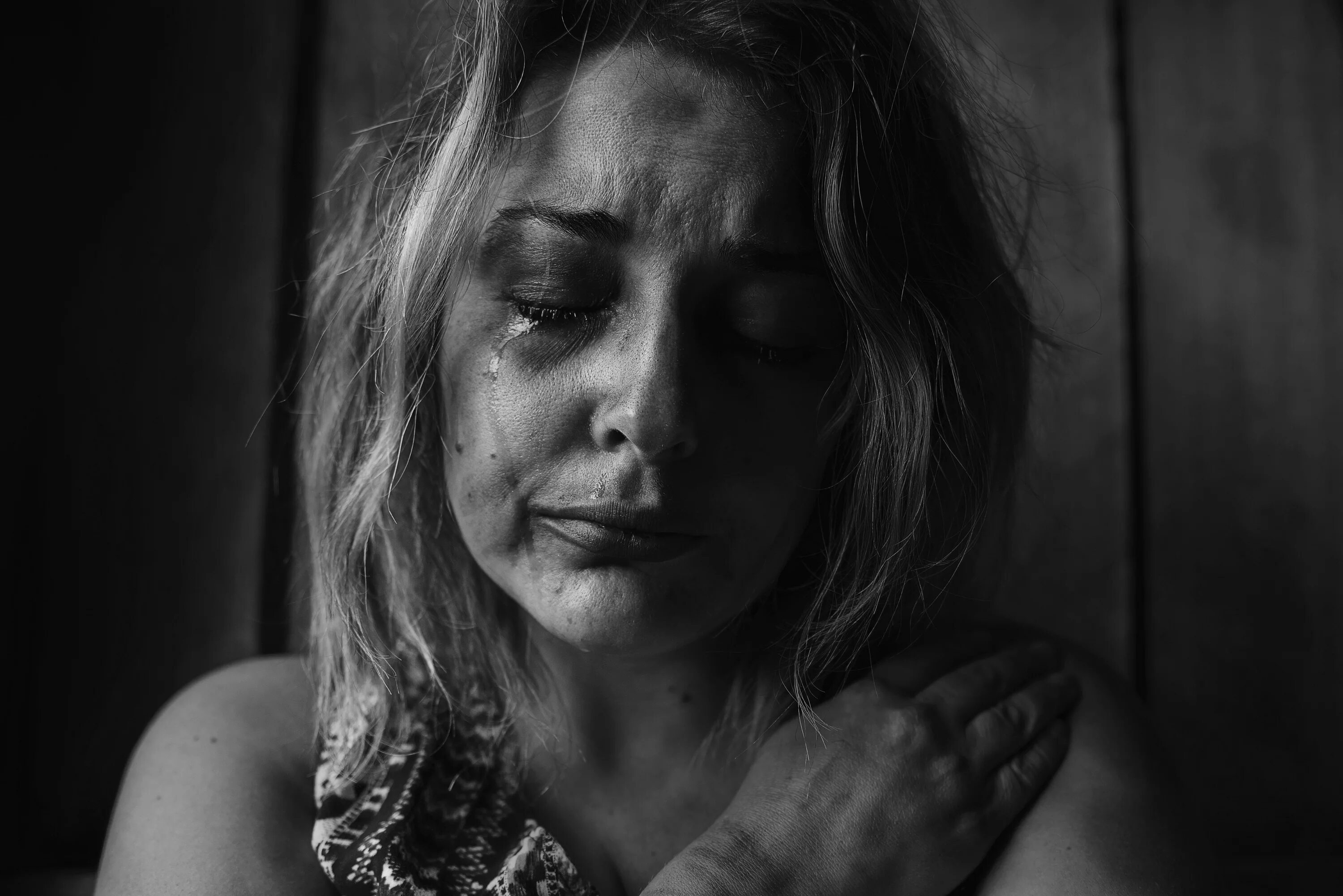 Женщина плачет. Плачущая женщина. Страдающая женщина. Женщина GKDTN. Заплаканная вид