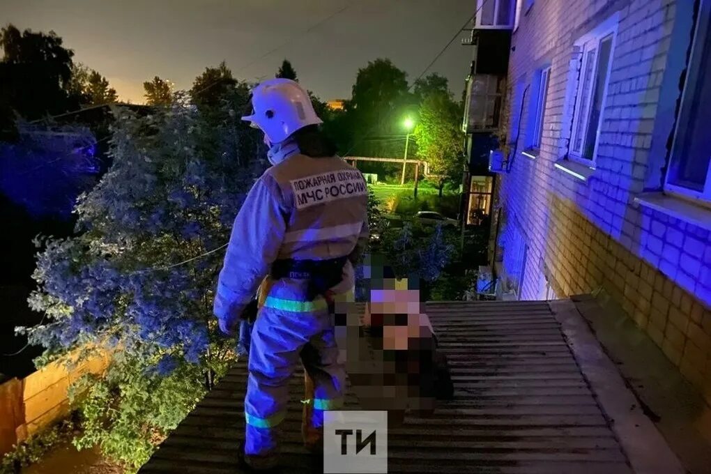Выпала женщина из окна казань. Девочка выпрыгнула из окна. Выпала из окна 03. На ул большой женщина выпала из окна рязань. Выпала женщина из окна казань.