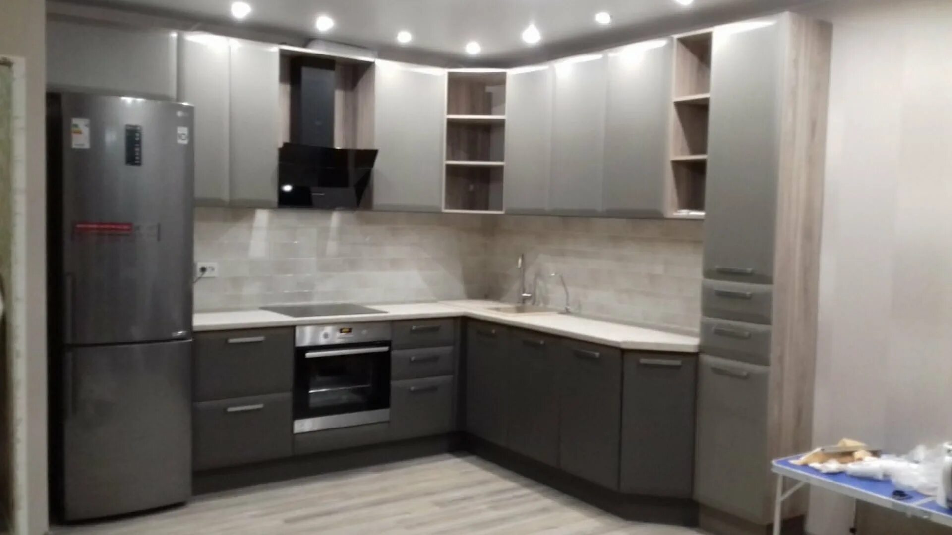 двухцветные кухни классика. кухни екатеринбург. ульяновские кухни. кухня классика угловая. кухонный гарнитур тюмень.