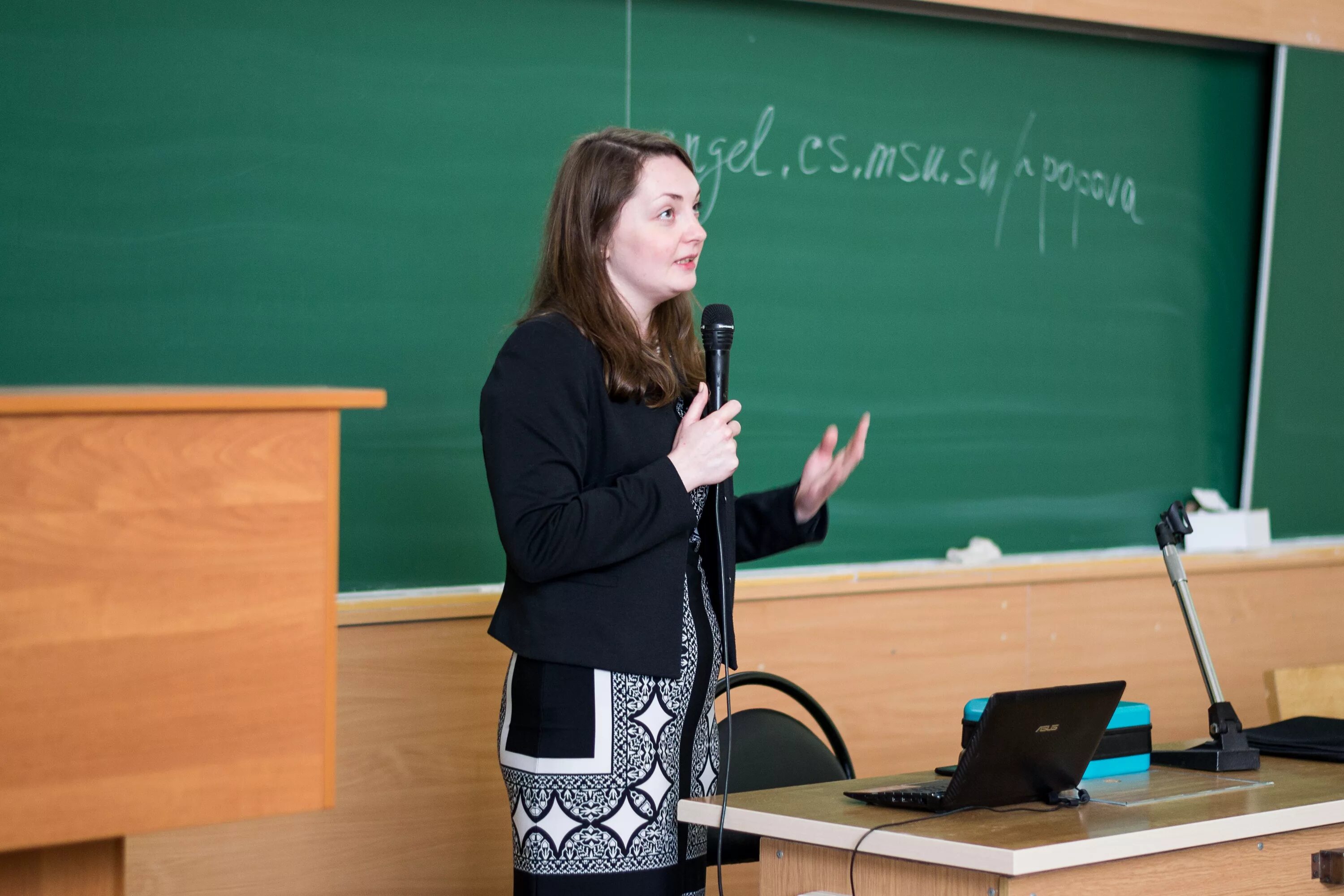 Учительница информатики. Урок информатики в школе. Учитель информатики прикол. Учитель информатики. Учительница информатики.