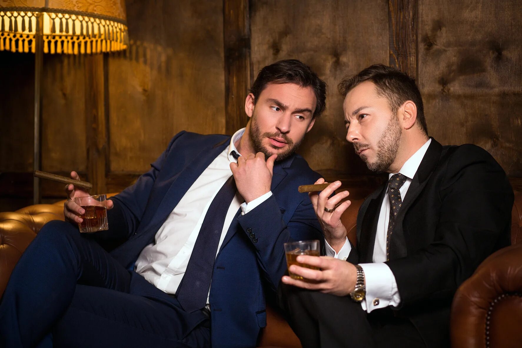 Миллиардер тони тутуни. Два богатых парня. Мужчина с двумя бокалами. Трое мужчин в костюмах. Богатый мужчина с виски.