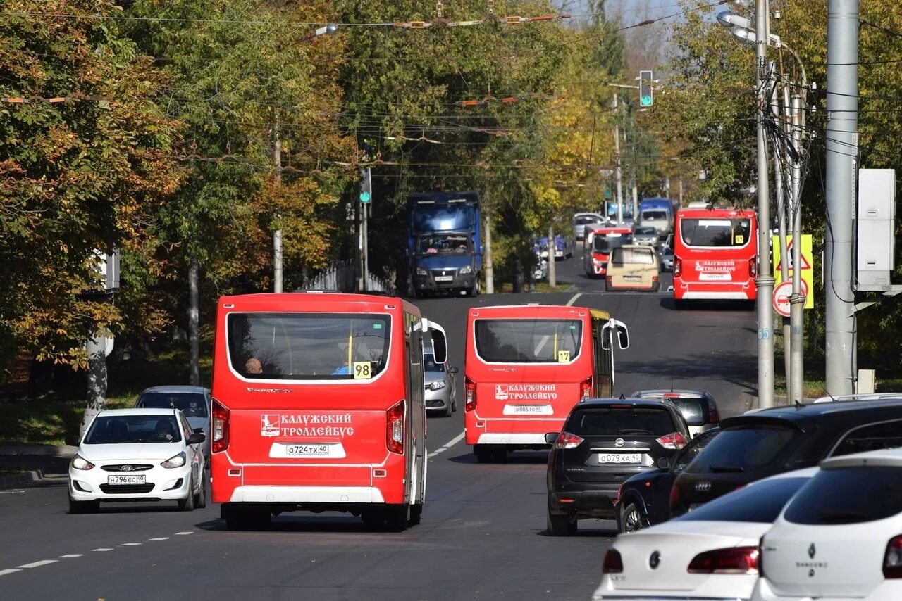 Калуга красные автобусы. Красные автобусы Калуга. Новый транспорт Калуги. Калужский новый транспорт. Новые автобусы в Калуге.