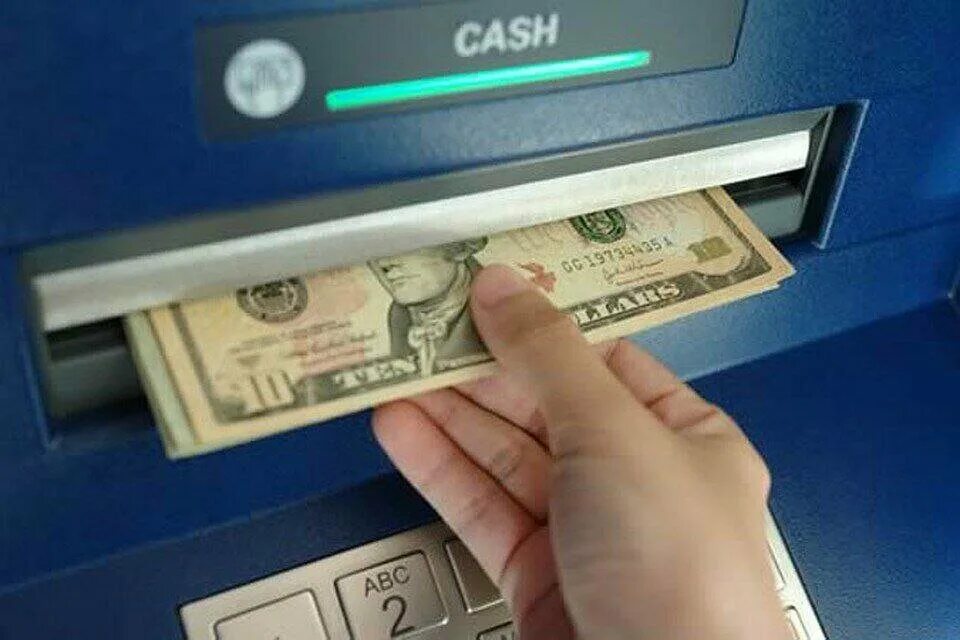 Банкомат деньги. Доллары в банкомате. Доллар банк. Банкомат деньги доллары.