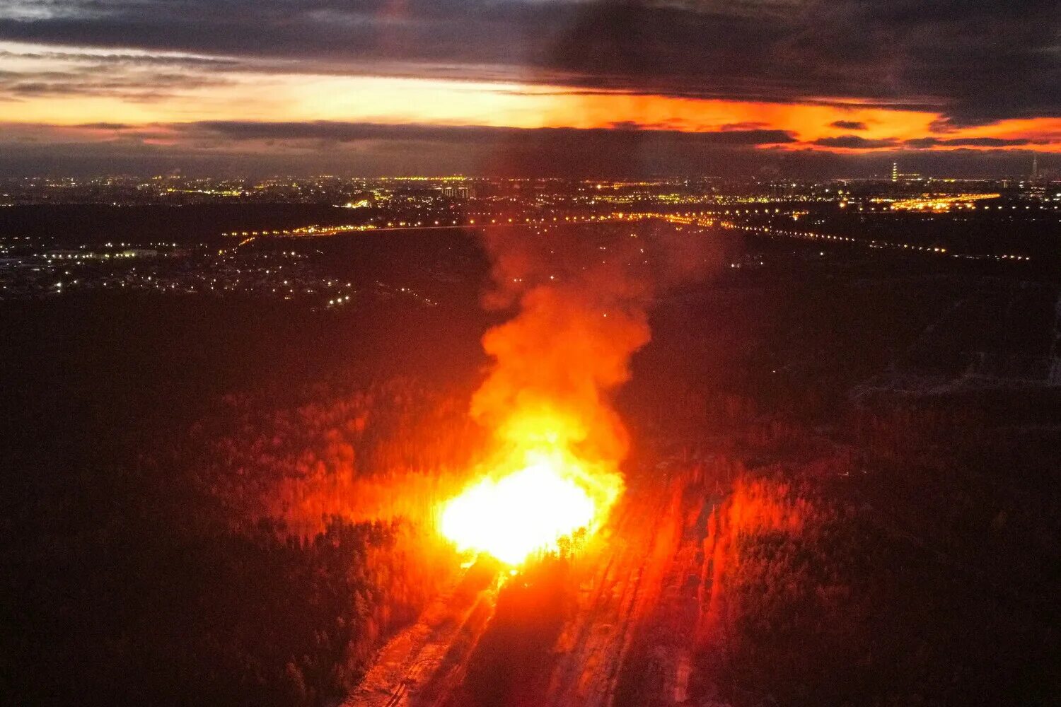 Пожар. Возгорание газопровода. Взрыв газопровода в Ленинградской области. Горел газопровод