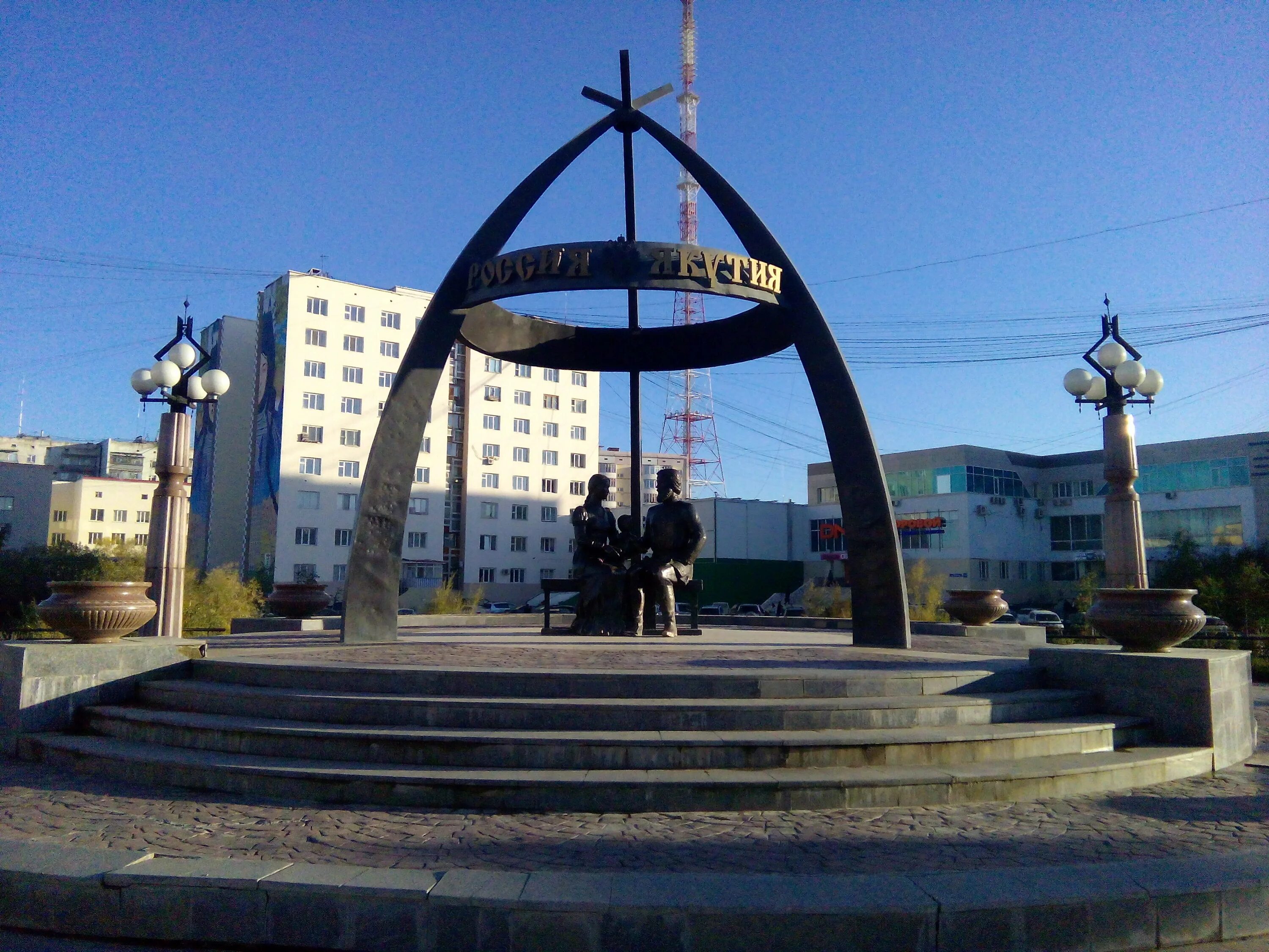 Памятник семену дежневу. Памятник семену дежневу и абакаяде якутск. памятник дежневу в якутске.