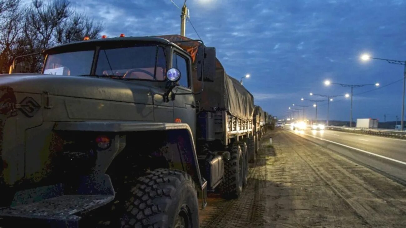 Военные перекрывают дороги. Алтайский край колонна военной техники. Военная колонна ночью. Ночная колонна военных. Ночная колонна военной техники.