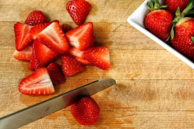 Как красиво нарезать клубнику