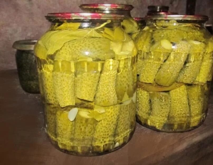 Простой рецепт корнишонов на зиму. Корнишоны маринованные на зиму. корнишоны маринованные на зиму хрустящие в банках. огурцы корнишоны на зиму хрустящие в банках. рецепт консервирования корнишонов.