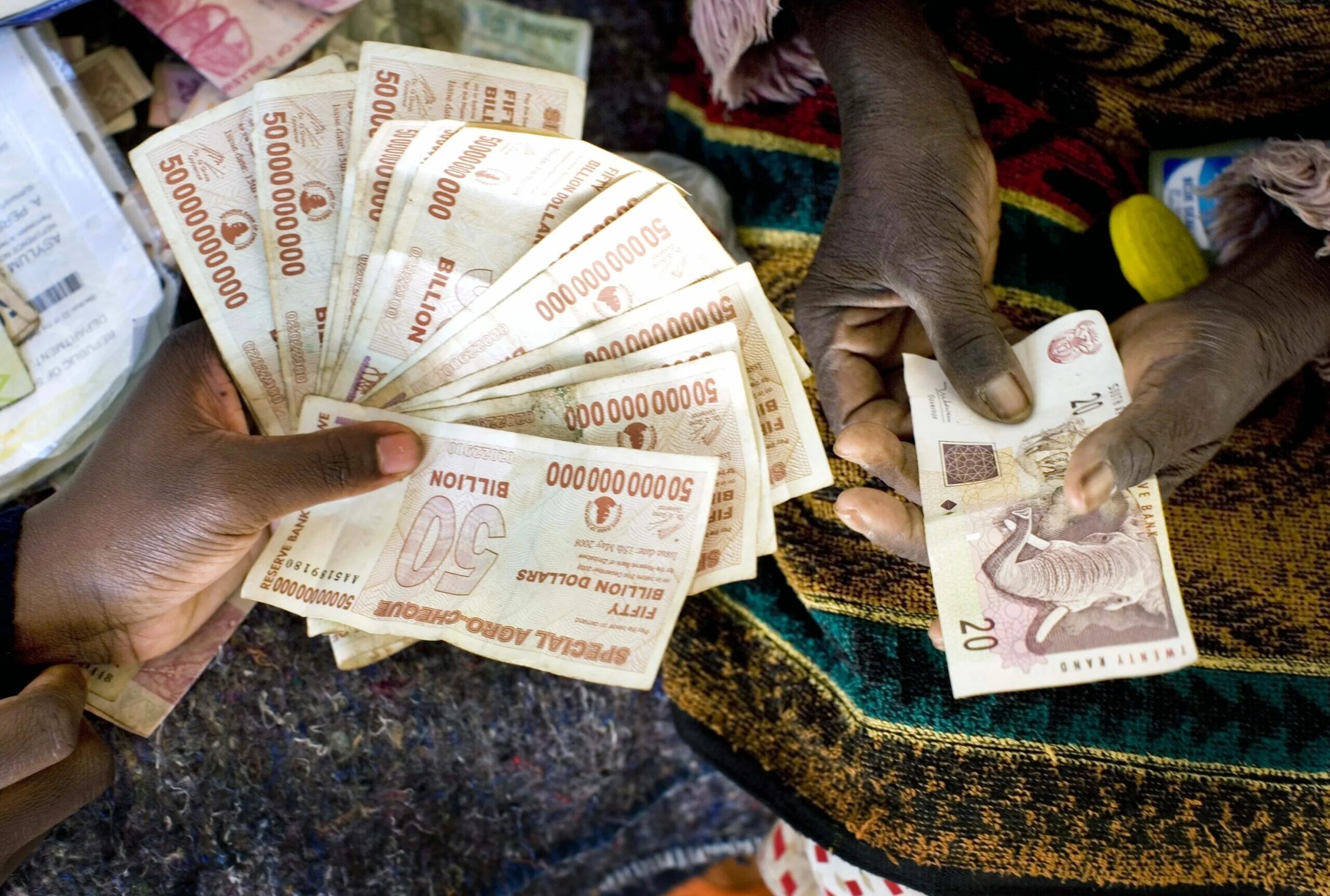 Инфляция в зимбабве 2008. Самая дешевая валюта к доллару. Самая дешевая валюта к доллару. Самая дешевая валюта к доллару. Гиперинфляция в зимбабве.
