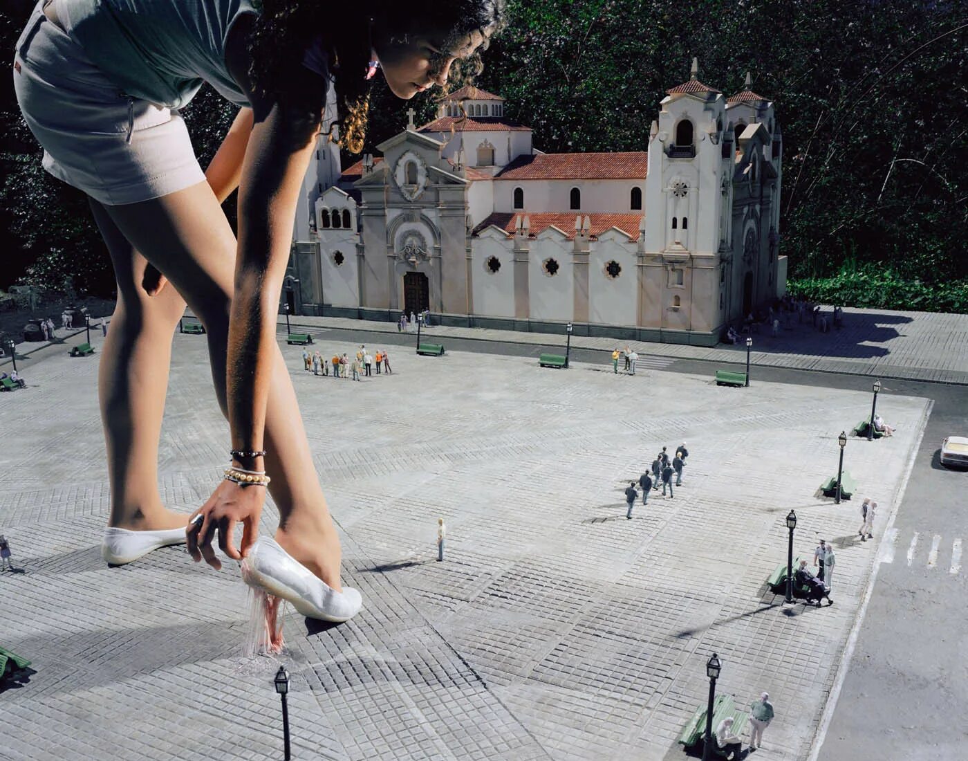 Девушка сидит на мальчике. Села на маленького человека. Парень на коленях. Села. Села на маленького человека.