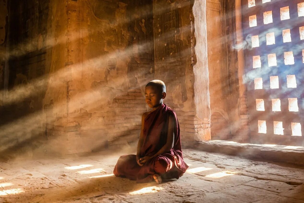 Просветленный монах. Монах йог. Монах медитирует