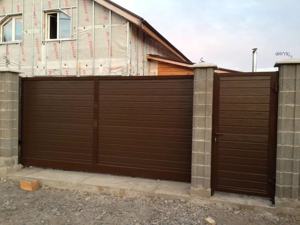 Распашные ворота doorhan. Ворота калитка из панелей. Ворота калитка из панелей. Ворота и калитка из дорхан. Откатные ворота алютекс.