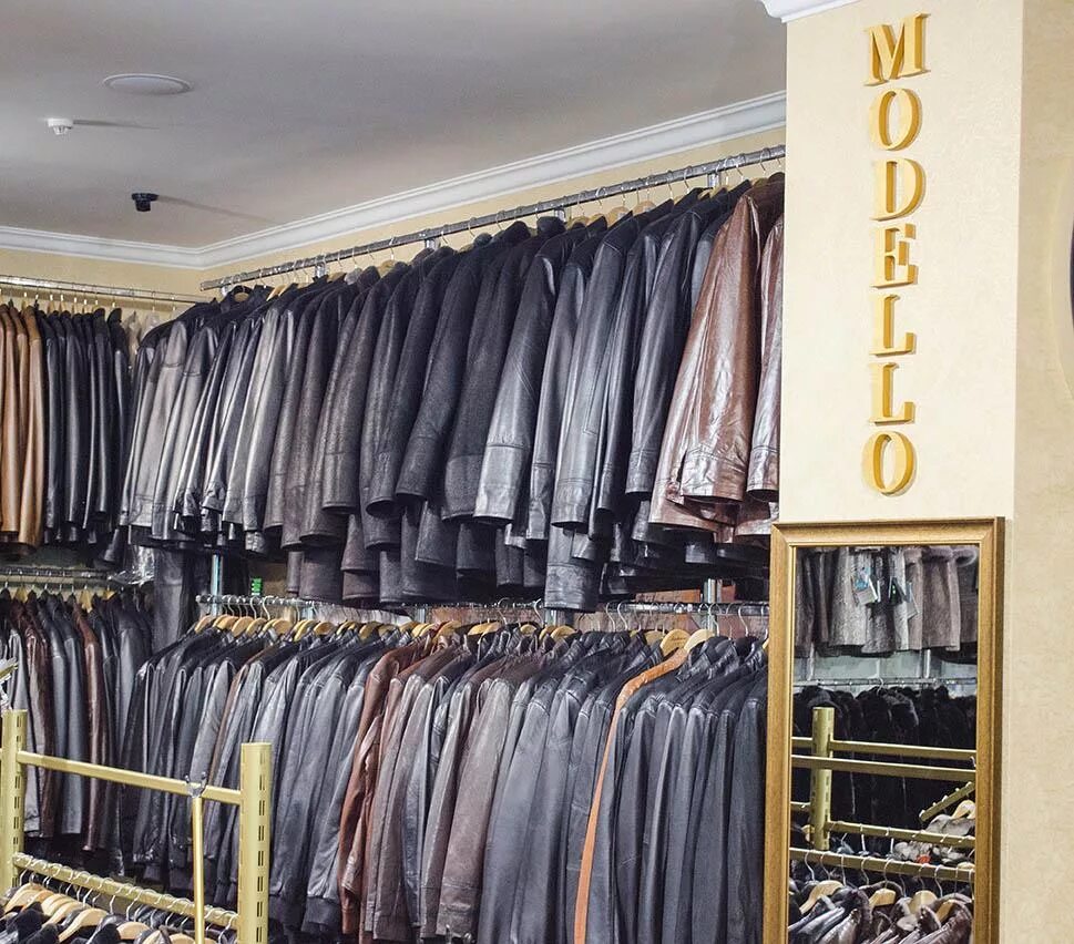 кожевенная лавка. магазин одежды шубы. луи витон магазины одежды. луи виттон магазин фото. бутик louis vuitton в баку.