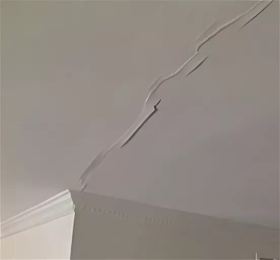 Трещины гипсокартон потолок. Трещины в гипсокартоновом потолке. Трещины на потолке из гипсокартона. Трещины на гипсокартоне.