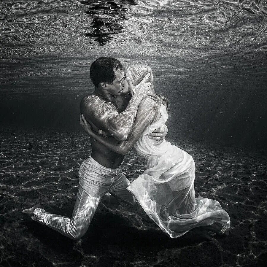 В твою любовь попали. Тонуть в любви. Любовь в воде. Тону в тебе. Утонуть в любви.